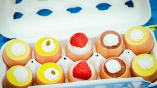 いちごを種から育てる・プランター栽培編②　卵パックに穴を開ける