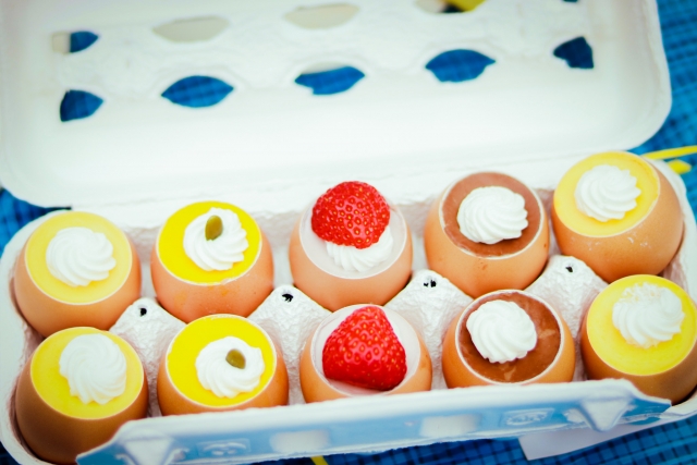 いちごを種から育てる・プランター栽培編②　卵パックに穴を開ける